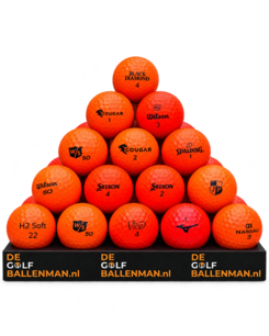 50 orangefarbene Golfbälle